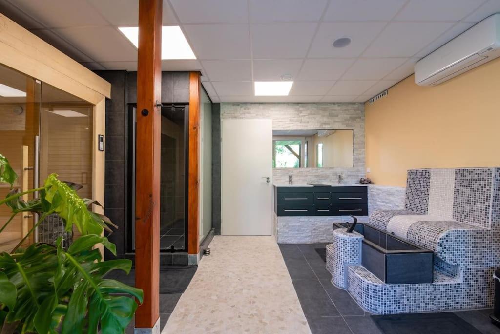 Wellness Studio Tiel Met Sauna En Jacuzzi Exterior photo